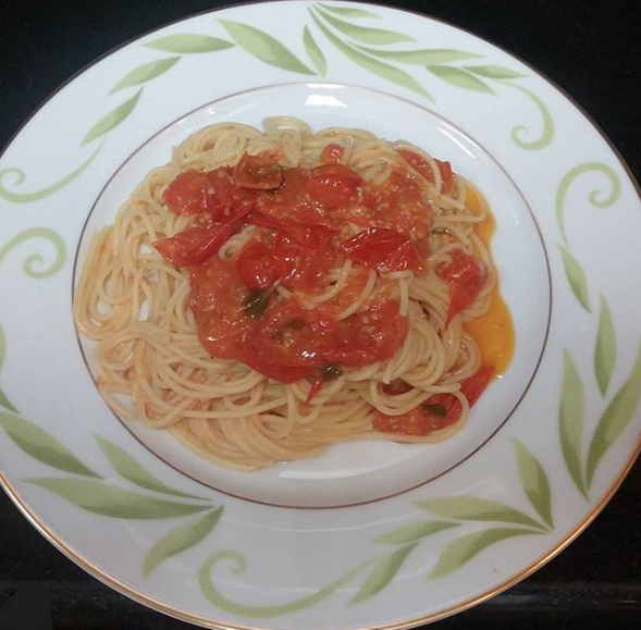 Spaghetti tomato, private chef, Italian cuisine, pasta dish, vegetarian dish, gourmet cuisine, food presentation, culinary creations, luxury dining, fine dining, event catering, event planning.