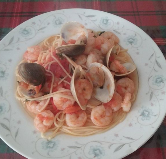 Spaghetti shrimp clams, private chef, Italian cuisine, seafood dish, pasta dish, gourmet cuisine, food presentation, culinary creations, luxury dining, fine dining, event catering, event planning.